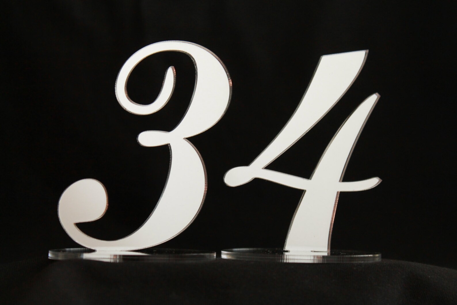 أرقام طاولات زفاف من الأكريليك - مراجعة Table Number Gold وسعره